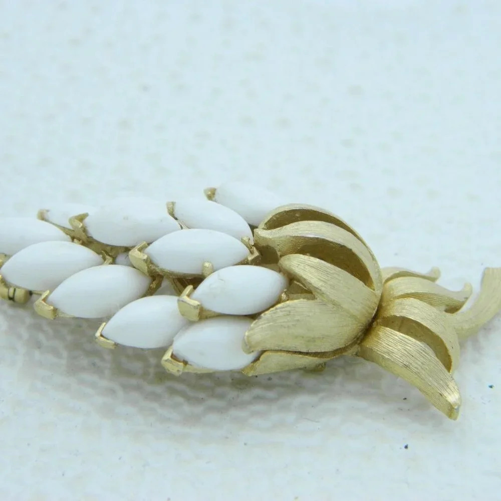 Mid Century CROWN TRIFARI Gold Tone White Lucite - Picture 4 of 5